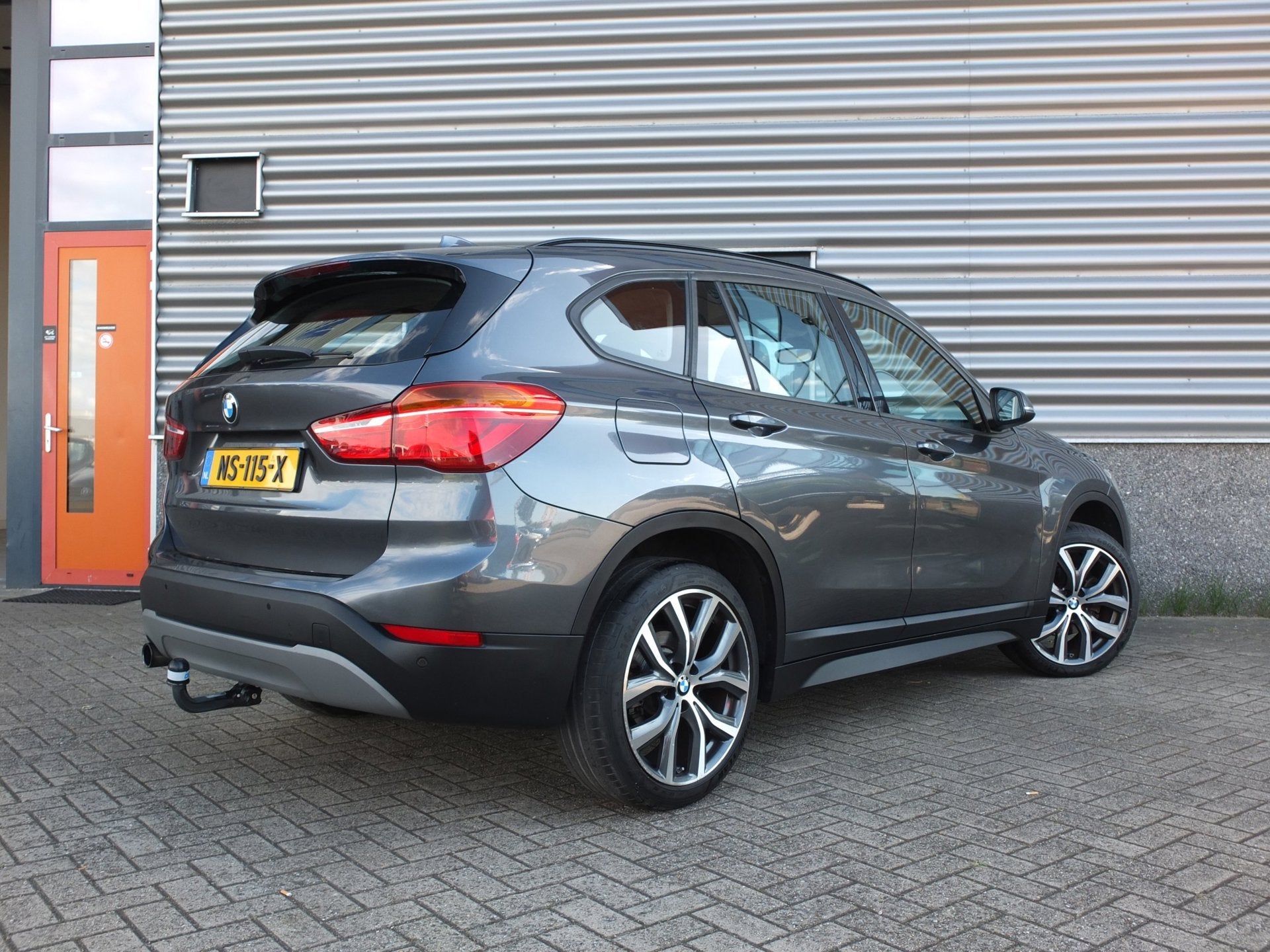 BMW X1 sDrive18i High Executive | Automaat | HUD | Leder | A, Dealer onderhouden, 136 pk, Gebruikt, 19 km/l
