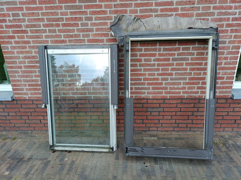 Dakraam 132 x 96 inbouw maat kunststof merk Roto frank, Ophalen, Dakraam