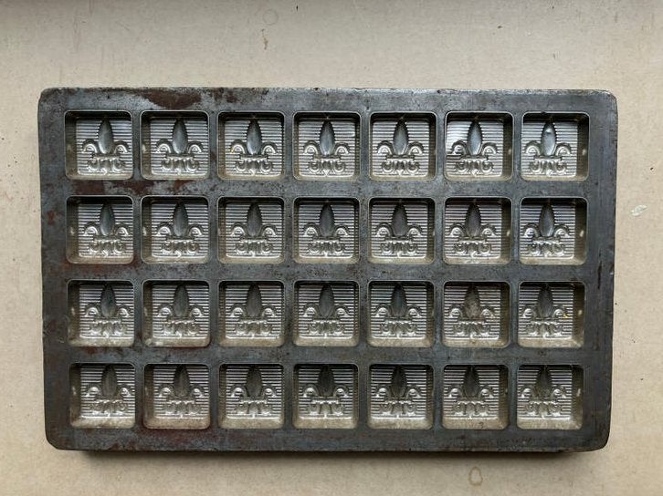 Oude chocolademal metaal franse lelie, Ophalen of Verzenden