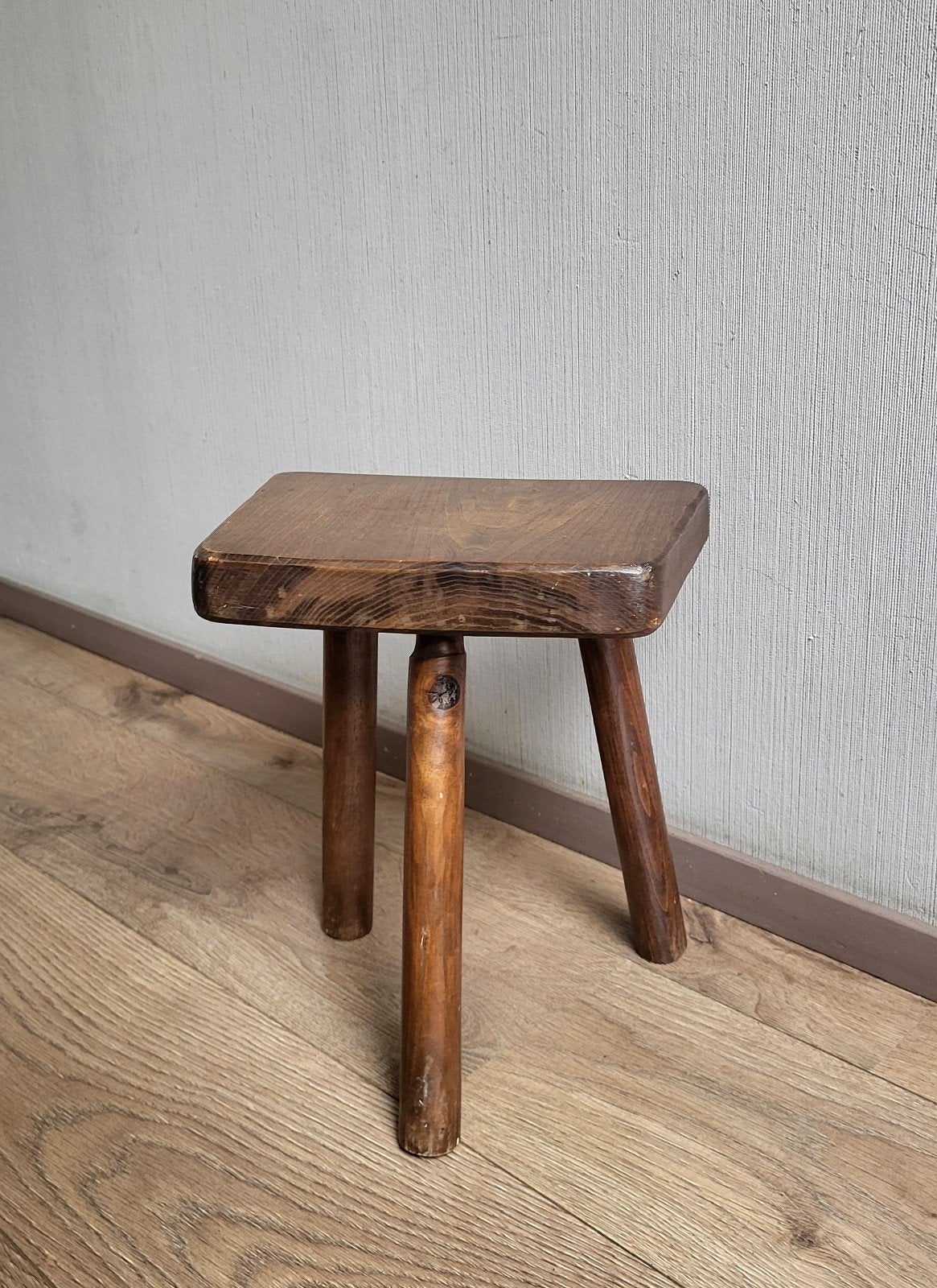 Oud bruin houten melkkrukje - driepoot, Ophalen of Verzenden, Gebruikt, Hout