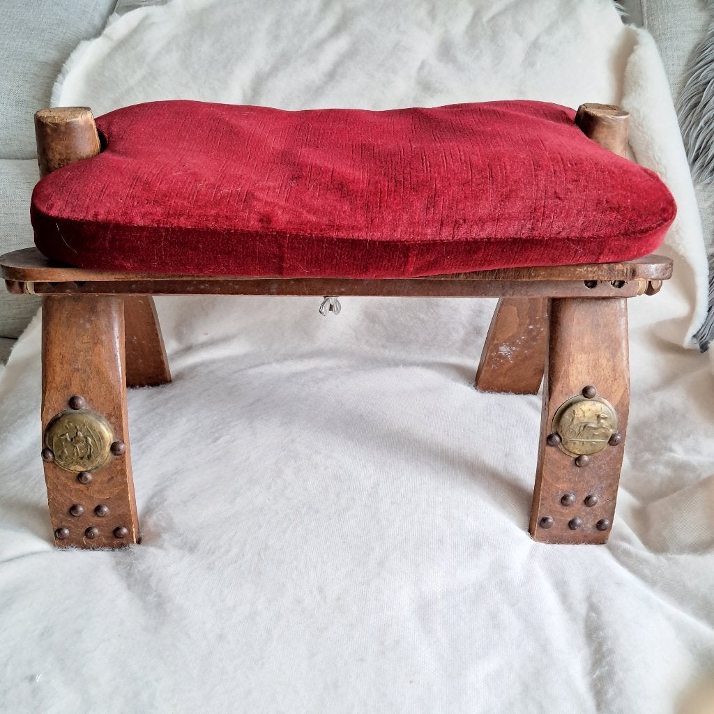 Vintage Egyptisch kamelenkrukje rood fluweel kussen Boho, Minder dan 50 cm, Gebruikt, -, Hout