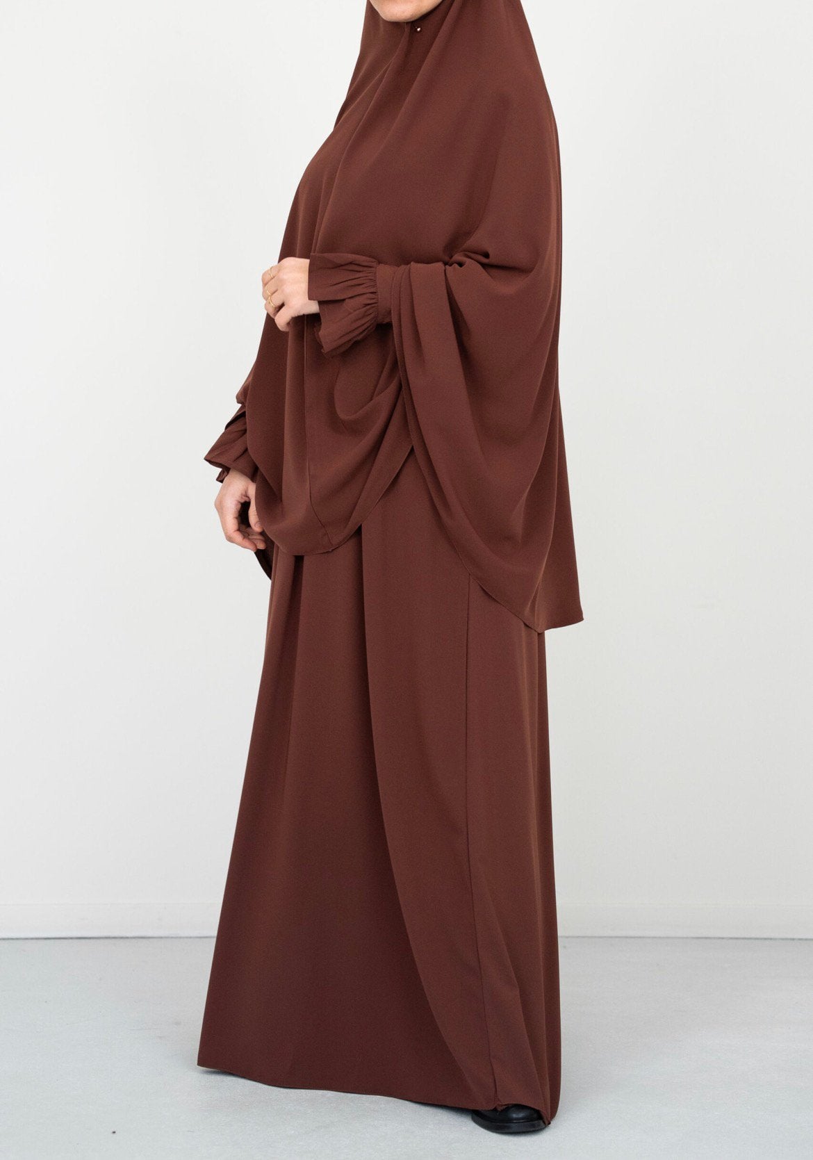 Abaya lang taupe kleur met siermouwtjes l/xl, Kleding | Dames, Overige typen, Bruin, Maat 46/48 (XL) of groter, Nieuw