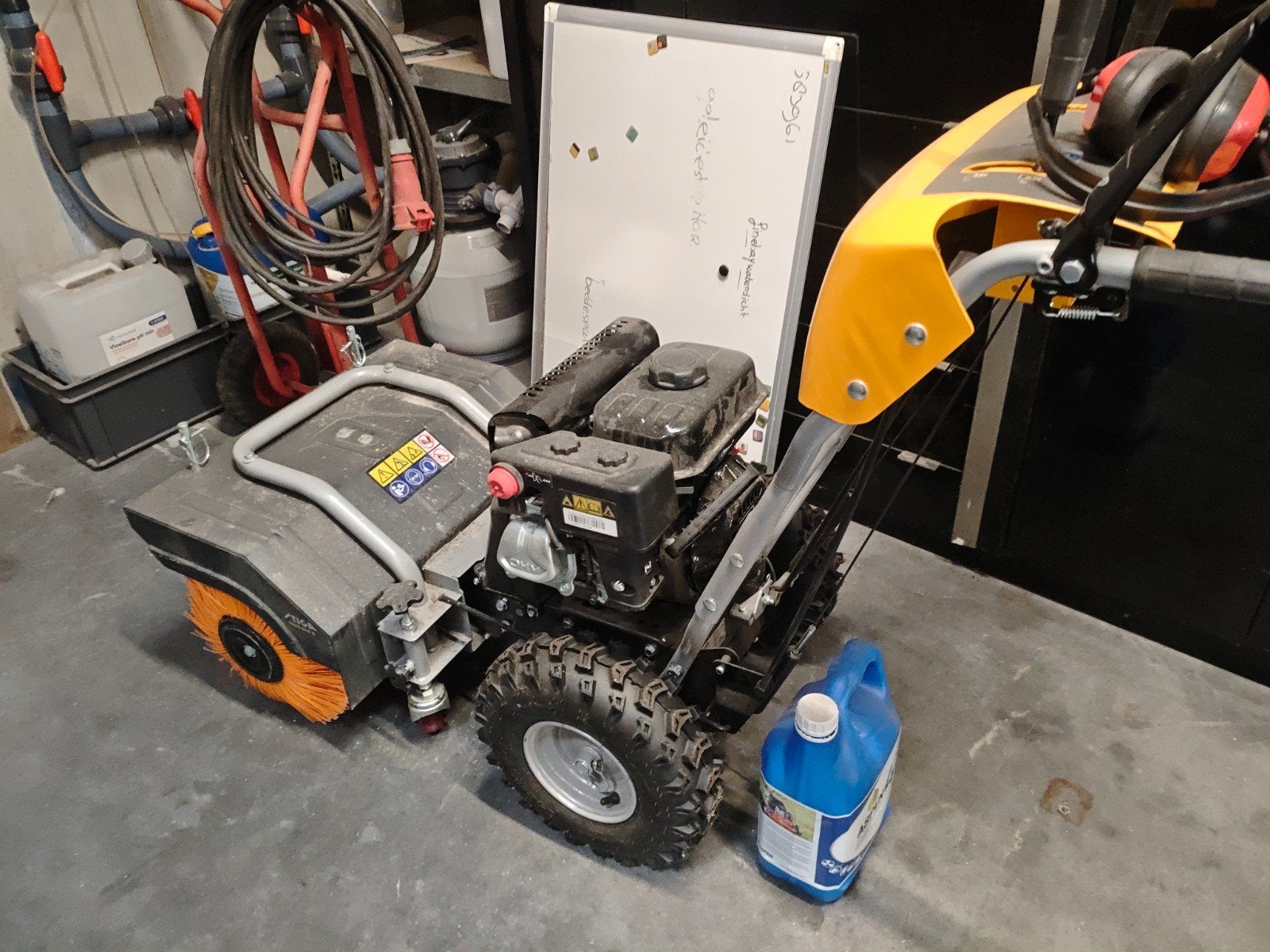 Professionele veegmachine met benzinemotor, Tuin en Terras, Ophalen, Zo goed als nieuw