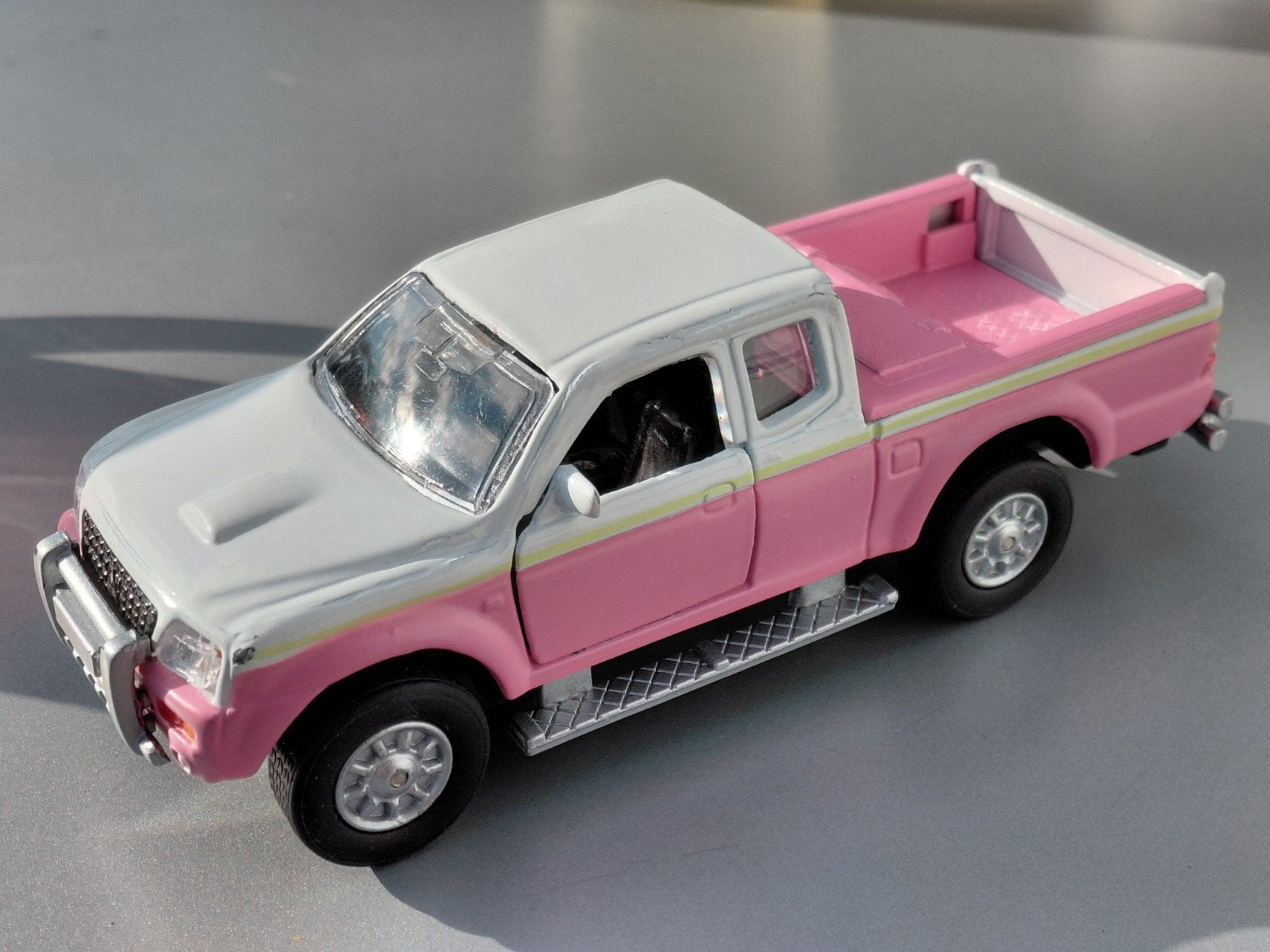 Mitsubishi Pick Up modelauto miniatuurauto roze wit, Ophalen of Verzenden, Zo goed als nieuw, Auto, Overige merken