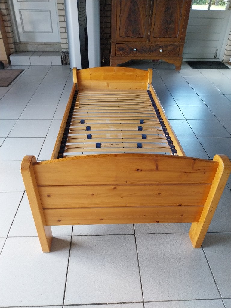 Eenpersoonsbed van grenenhout met lattenbodem, Ophalen, Gebruikt, 90 cm, Klassiek, Houten, Simpel