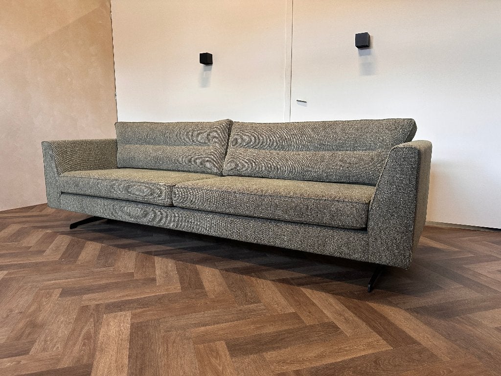 GRATIS BEZORGING 4 zits bank Zoë SHOWROOMMODEL INNO Living, Huis en Inrichting, 250 tot 300 cm, -, -, Nieuw