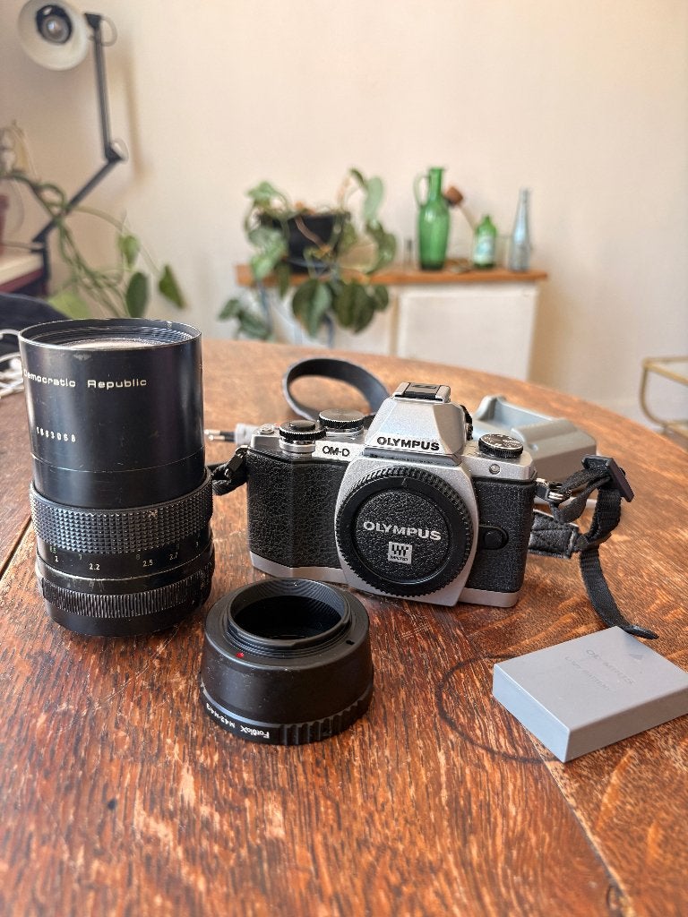 Olympus OM-D M10 Mark I/1 + m42 adapter & 135mm F/2.8 lens, Gebruikt, Accu, Ingebouwde flitser, Ophalen of Verzenden