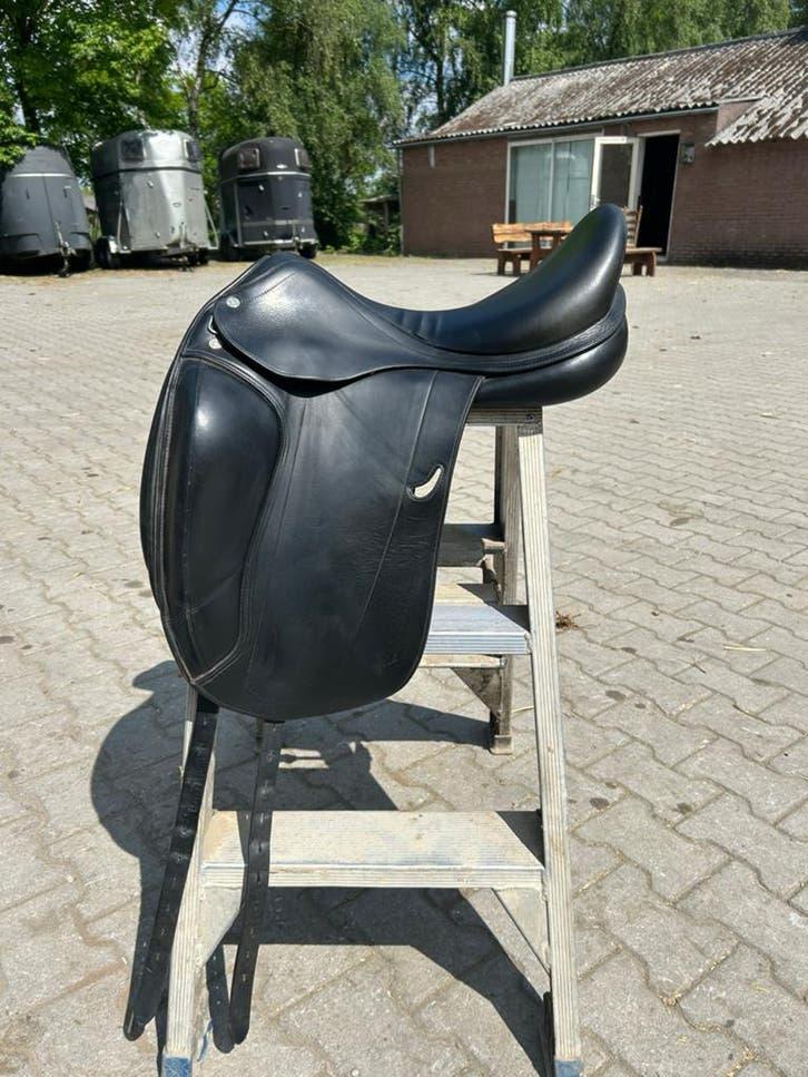 Equipe Emporio dressuurzadel 18 inch, Dieren en Toebehoren, Paarden en Pony's | Zadels, Ophalen of Verzenden, Zo goed als nieuw