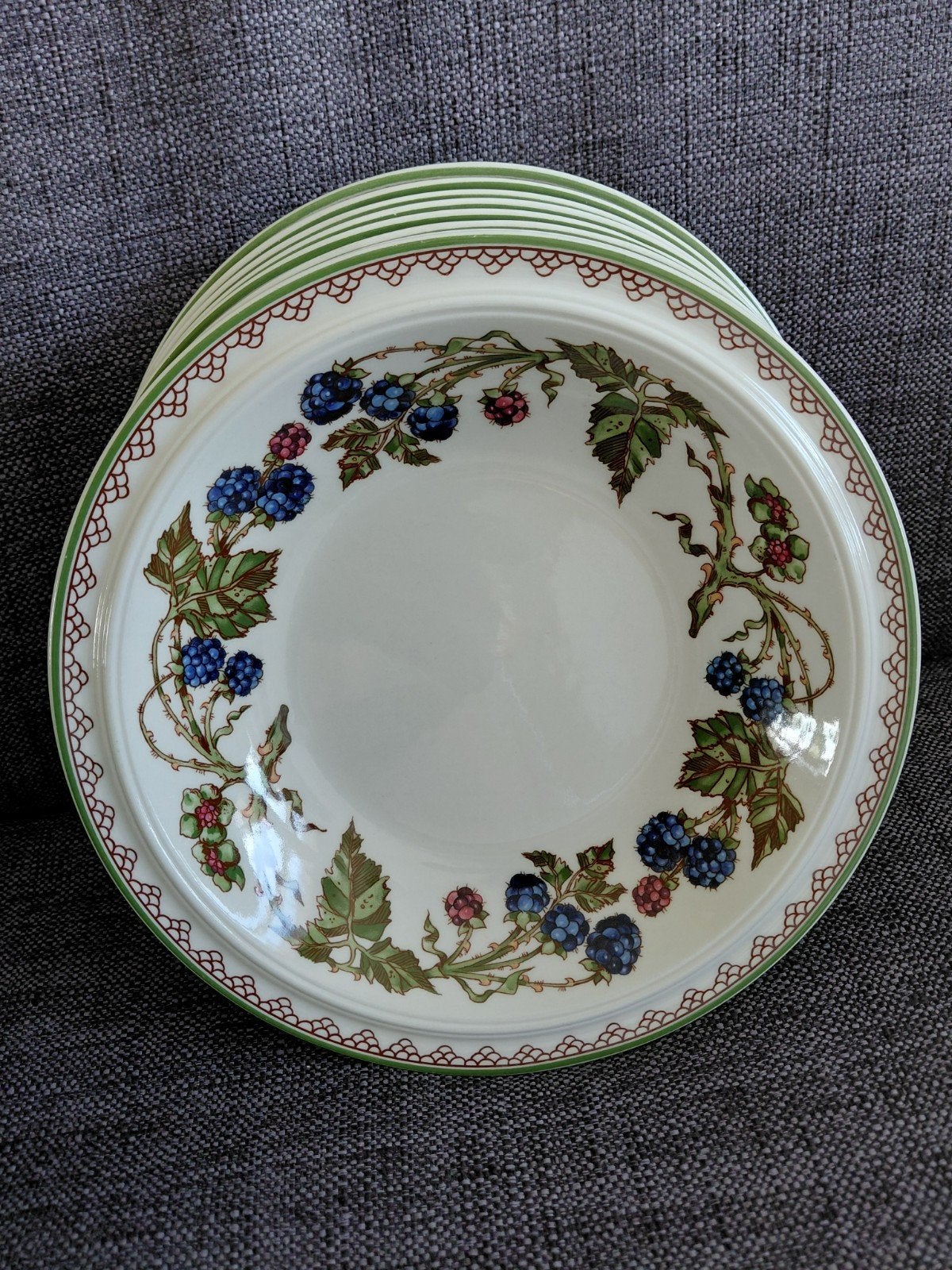8 Prachtige diepe Goebel Brombeere borden, Ophalen of Verzenden, Zo goed als nieuw, Bord(en), Overige stijlen