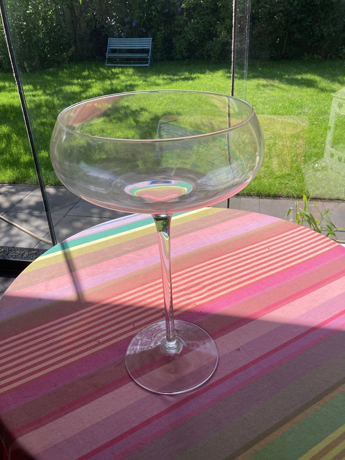 Grote glazen schaal op voet - decoratief en veelzijdig, Ophalen of Verzenden