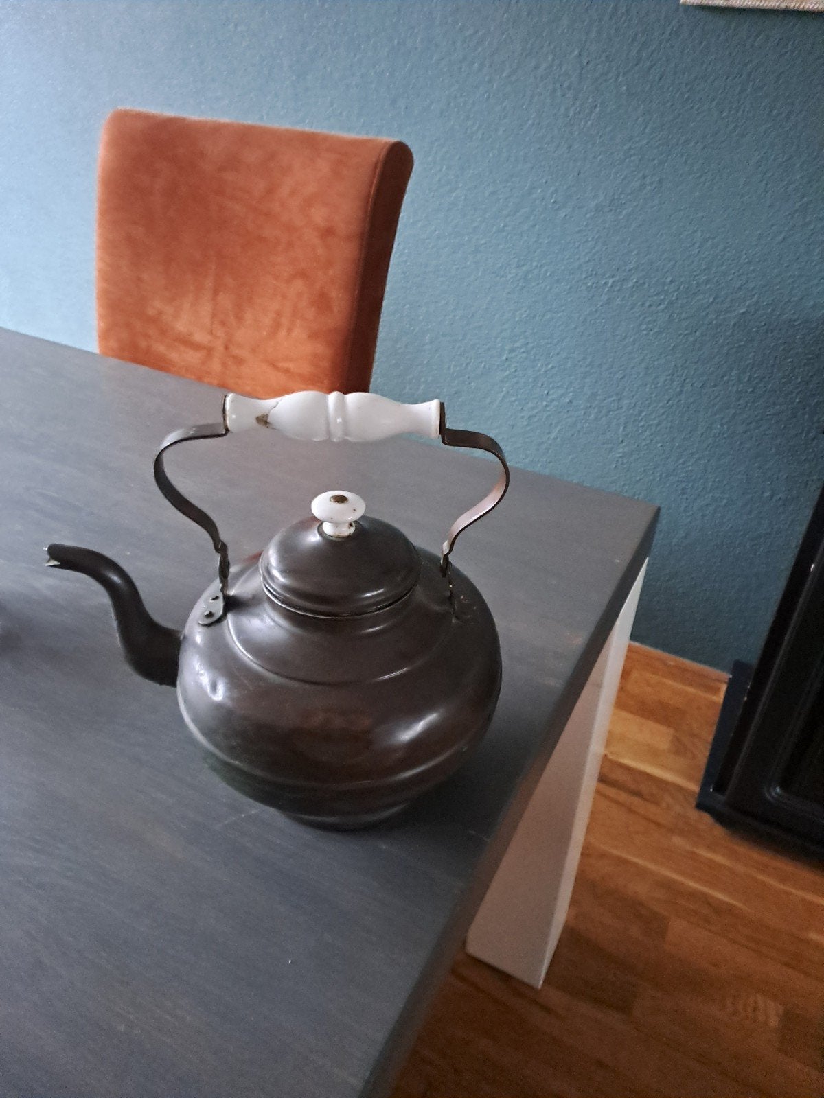 Antieke koperen theepot met wit handvat, Antiek en Kunst, Ophalen of Verzenden