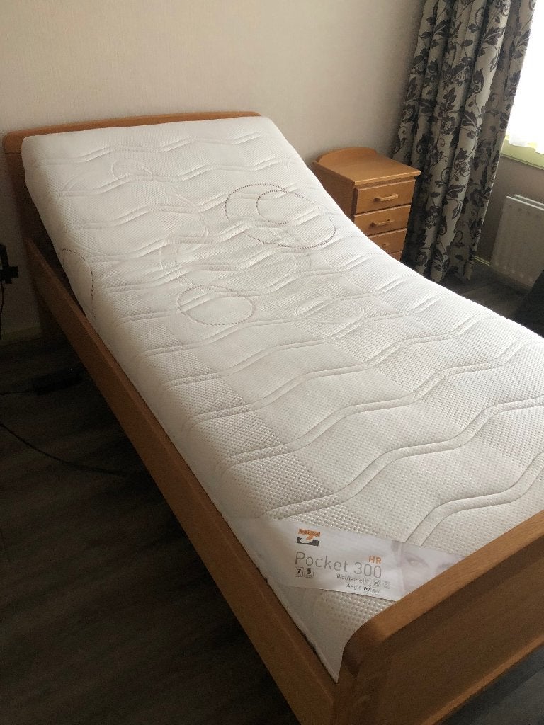 Bed 200x100cm ! hoofd/voeteneind en hoog / laag verstelling, Ophalen, Eenpersoons, Zo goed als nieuw, 200 cm
