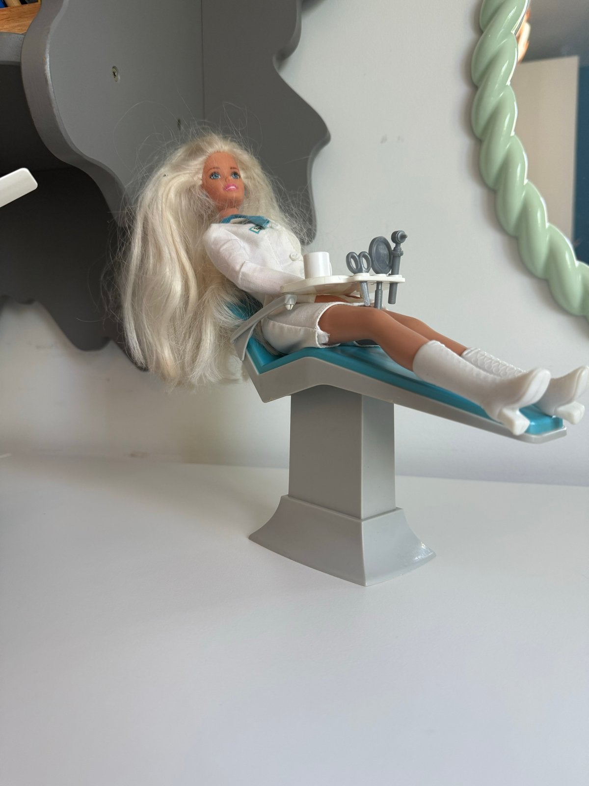 Barbie tandarts met tandartsstoel en accessoires, Ophalen, Gebruikt, Barbie