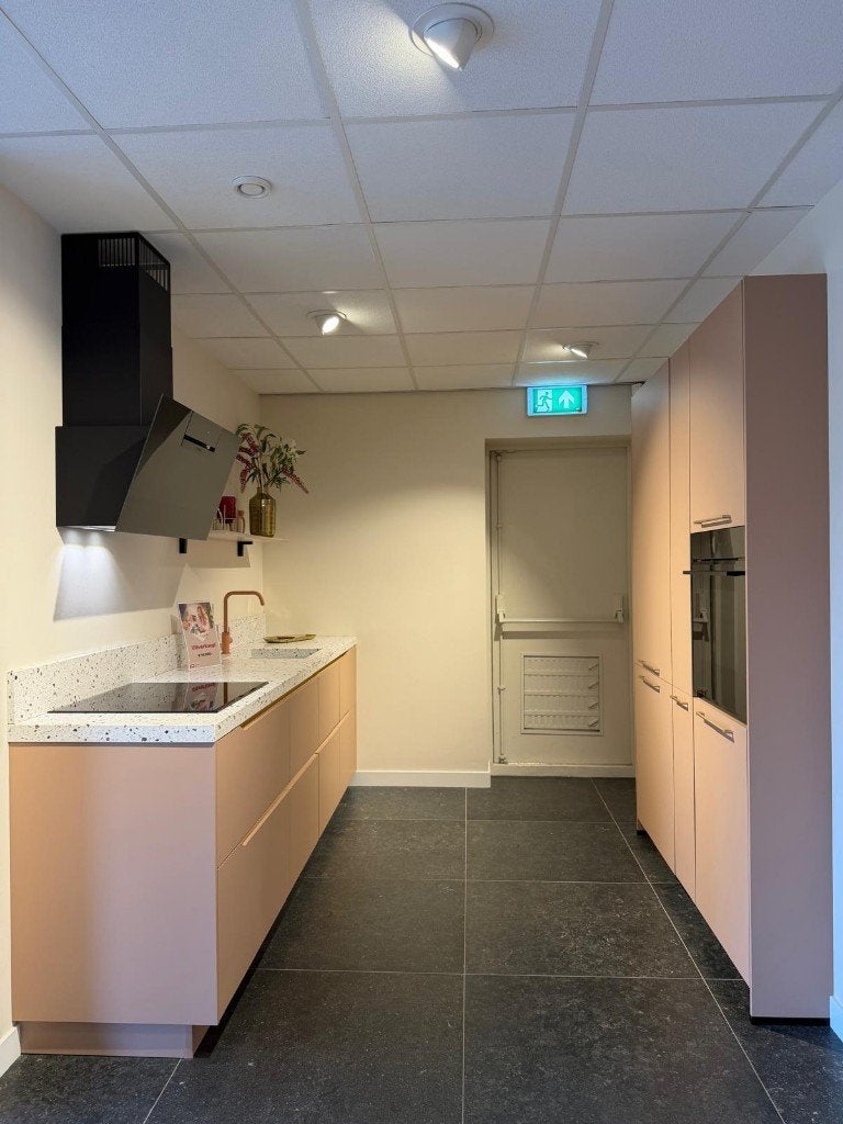 SHOWROOMKEUKEN | Roze keuken met Terrazzo werkblad