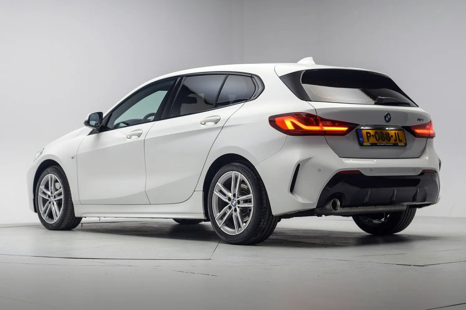 BMW 1-serie 118i M Sport Business Edition Aut. [ LED Live co, Auto's, 136 pk, Gebruikt, 1295 kg, Automatische klimaatregeling