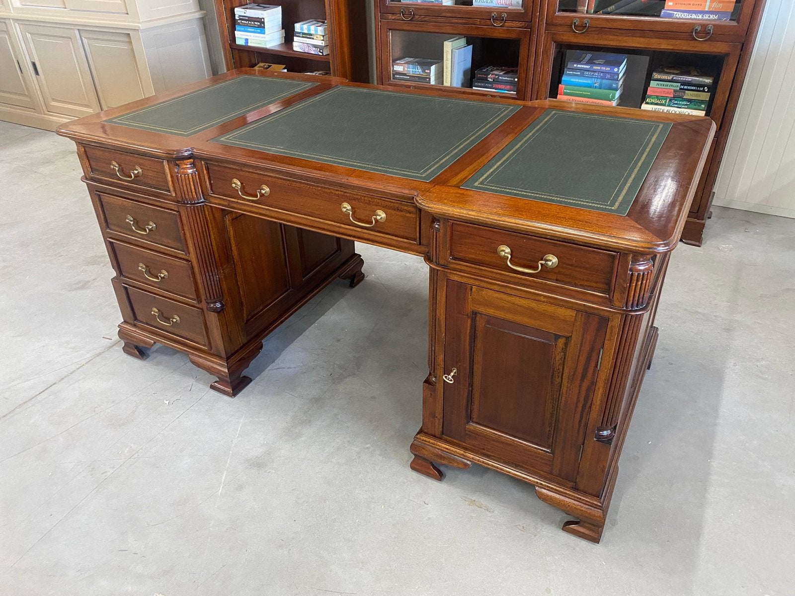 Klassiek Engels Chesterfield bureau antiek groen leer, Ophalen, Gebruikt