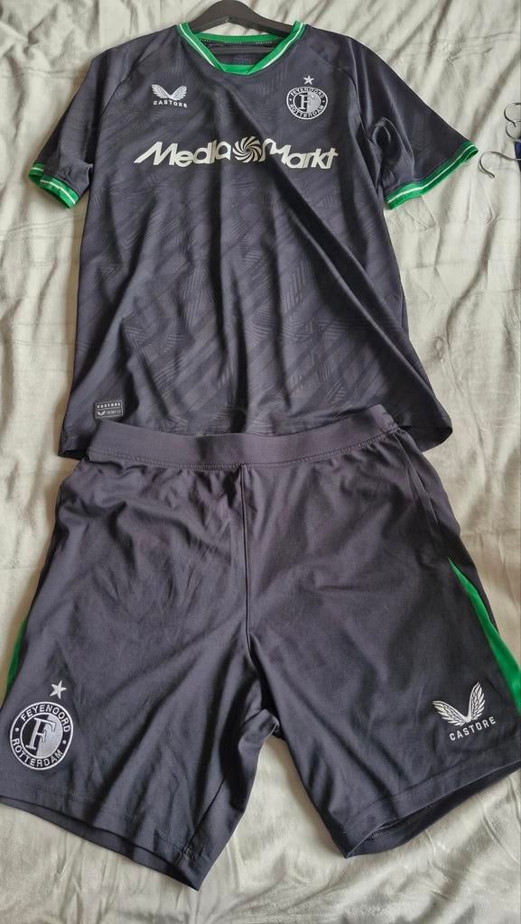 Heren Feyenoord tenue maat L - shirt en broekje, Maat 52/54 (L), Ophalen of Verzenden, Zo goed als nieuw, Voetbal