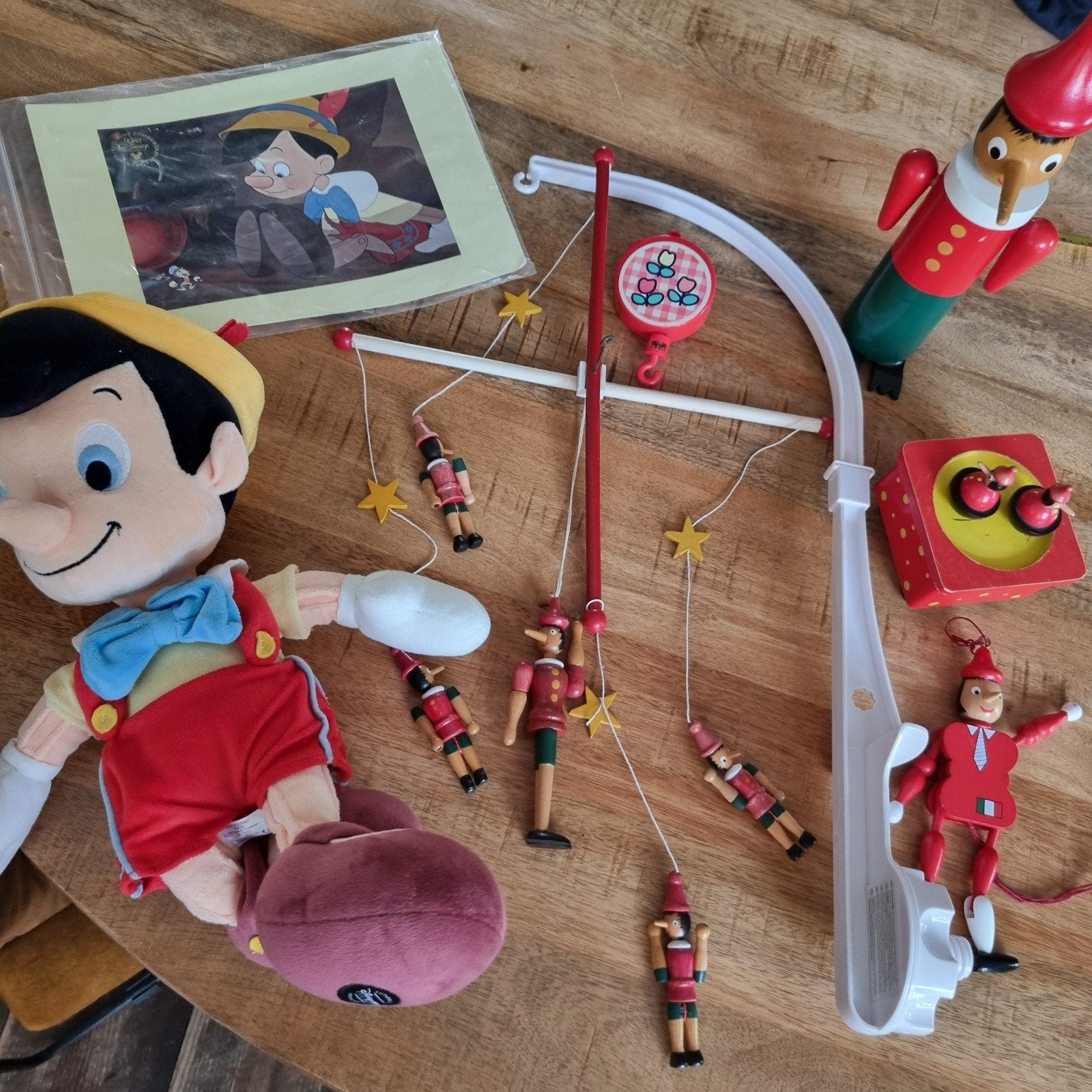 Zeldzame Disney Store Pinokkio knuffel houten Boxmobiel box, Gebruikt, Overige typen, Rood, Ophalen of Verzenden