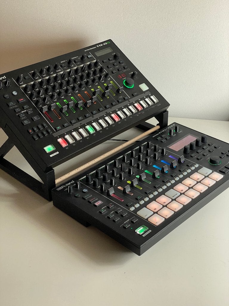 Standaard voor Roland TR-8S, op maat in eigen kleur, Muziek en Instrumenten, Drumcomputers, Verzenden, Sculpted Stands, Roland