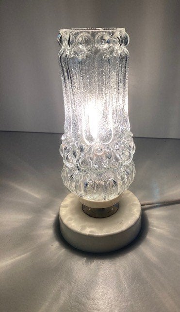 Vintage lamp op kunststof voet en dik glazen kap, Vintage, Wit, Ophalen of Verzenden, Glas
