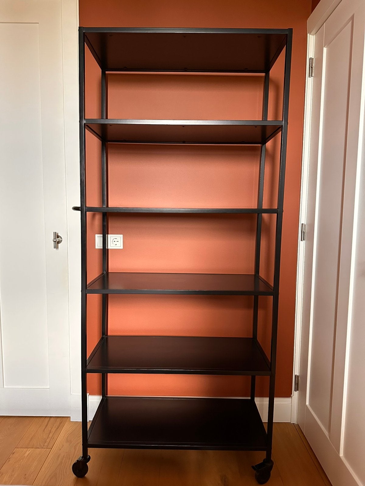 Decoratieve zwarte schappenkast op wieltjes!, Ophalen, Zo goed als nieuw
