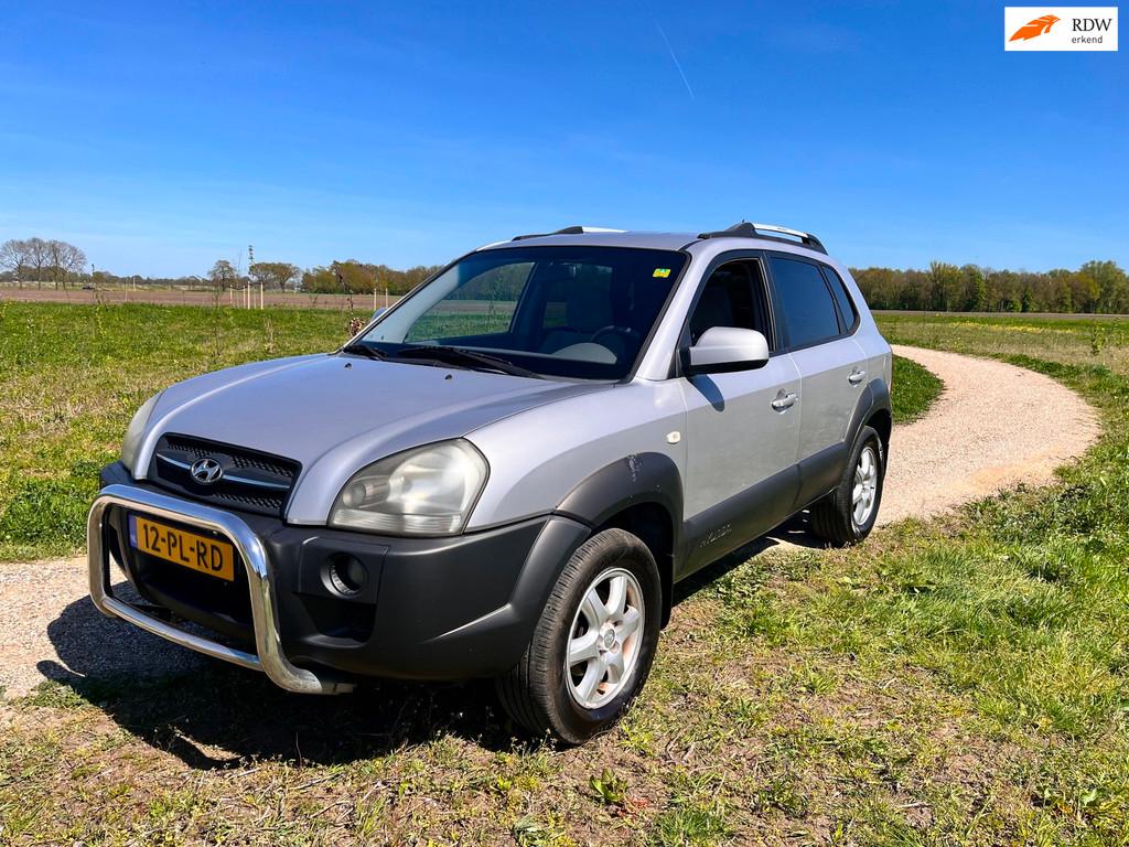 Hyundai Tucson 2.0i Dynamic, Metallic lak, Gebruikt, Zwart, 4 cilinders