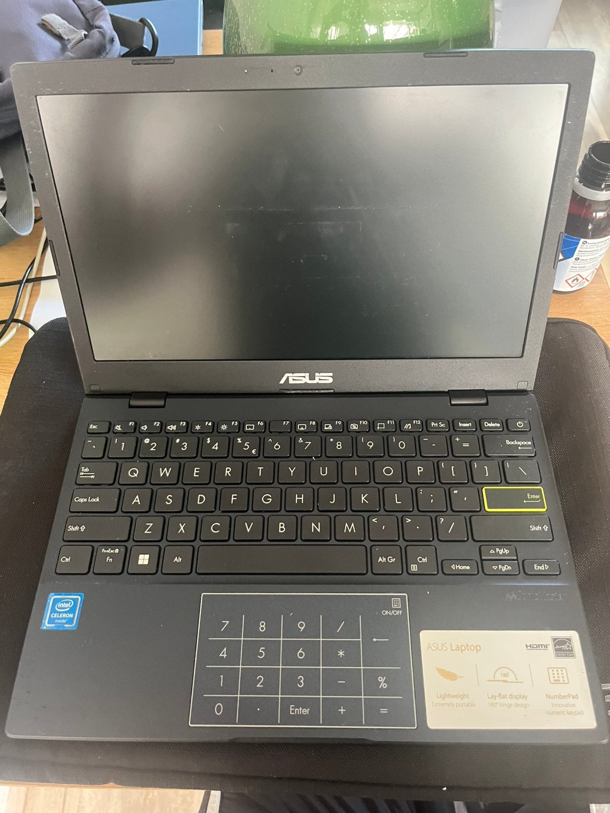 ASUS E210MA, Computers en Software, Windows Laptops, Ophalen, Zo goed als nieuw, 11 inch, Minder dan 2 Ghz