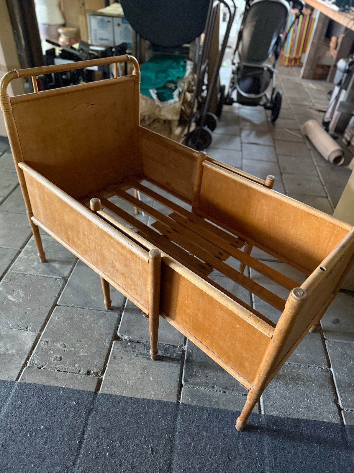 Zweeds uitschuif kinderbed - Vintage houten ledikant, Huis en Inrichting, Slaapkamer | Bedden, Ophalen, Eenpersoons, Bruin, Overige maten
