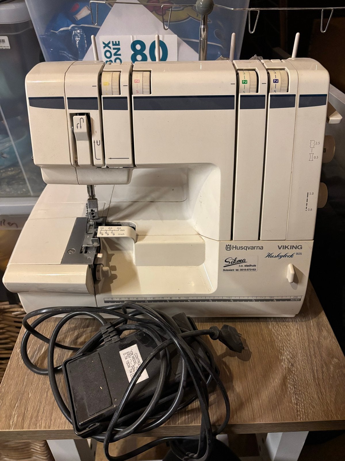 Husqvarna Viking Huskylock 905 Lockmachine, Hobby en Vrije tijd, Naaimachines en Toebehoren, Ophalen, Gebruikt, Lockmachine, Husqvarna