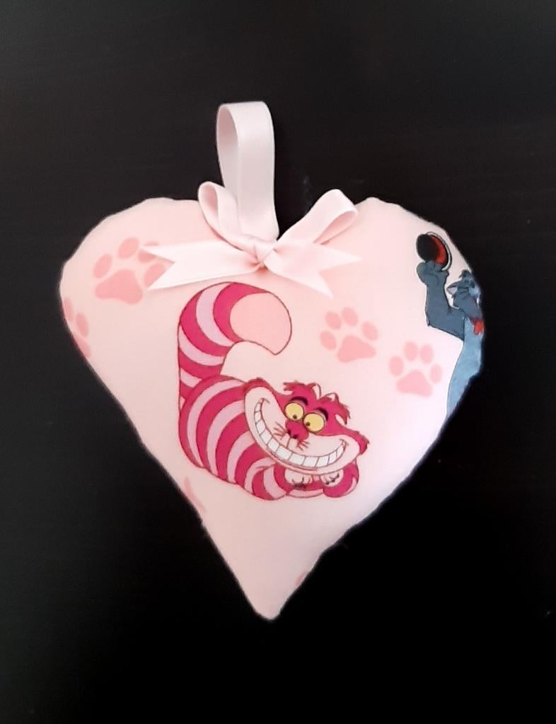 nieuw-roze hartje/kasthanger Cheshire Cat, Ophalen of Verzenden, Overige figuren, Nieuw, Overige typen