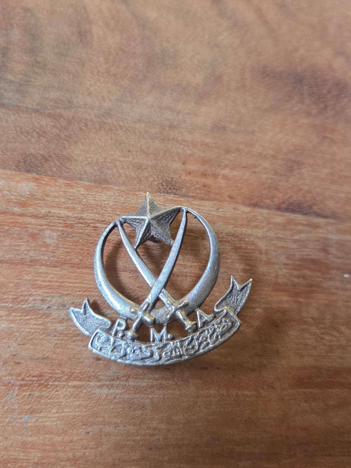 baret embleem military academy Pakistan, Ophalen of Verzenden, Landmacht, Overige gebieden, Embleem of Badge
