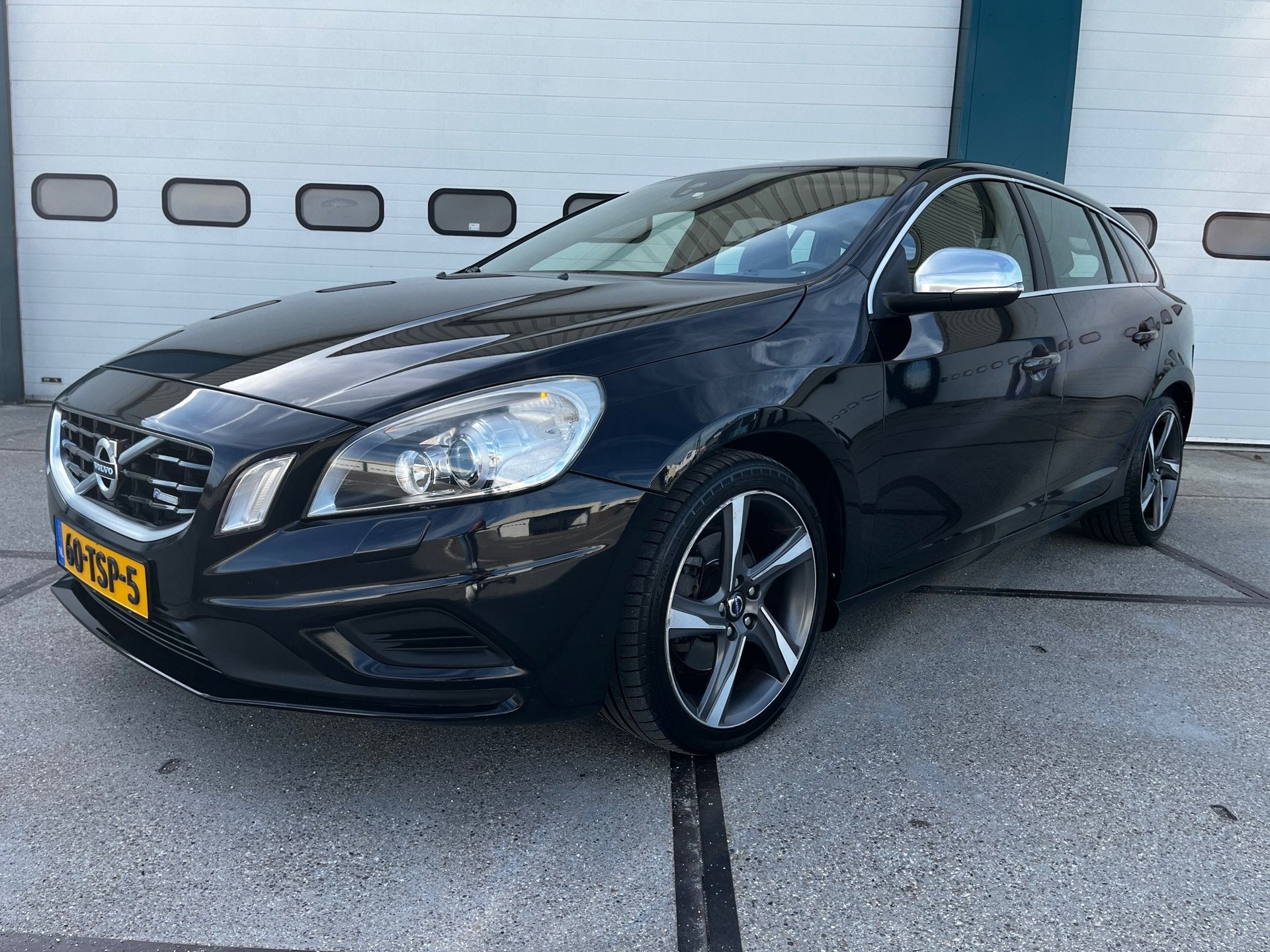 Volvo V60 1.6 T3 R-Design, Auto's, Gebruikt, 4 cilinders, 150 pk, Leder en Stof