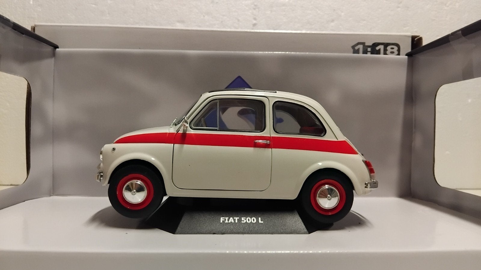 Fiat 500 L Sport wit rode bies Solido metal 1:18 KRD, Ophalen of Verzenden, Zo goed als nieuw, Auto, Solido