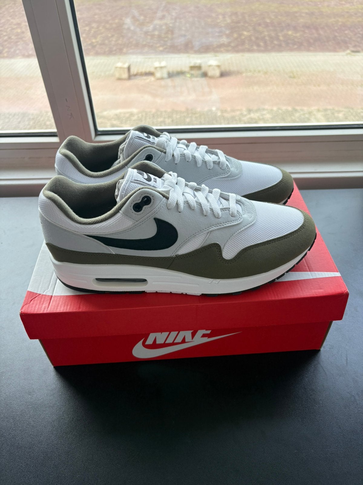 Nike Air Max 1 White Black Medium Olive | EU 45.5, Overige kleuren, Nieuw, Ophalen of Verzenden, Sneakers of Gympen