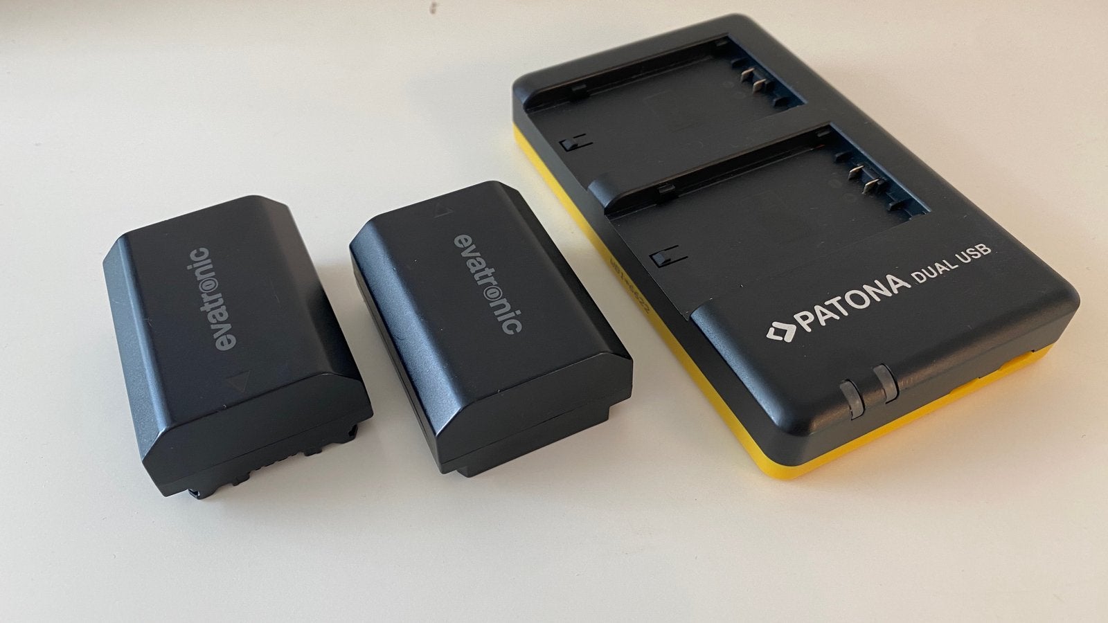 2x Evatronic NP-FZ100 Accu + Patona Duo Lader – Zgan, Ophalen of Verzenden, Zo goed als nieuw