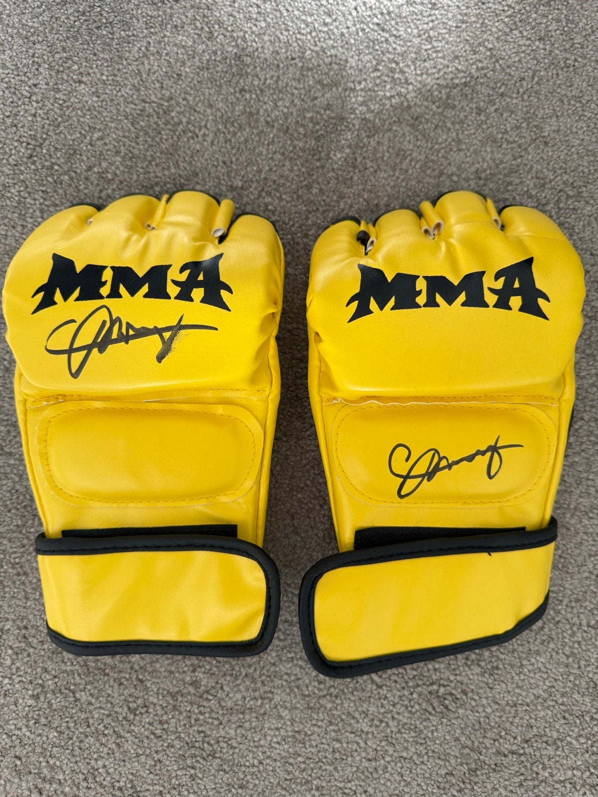 Gele MMA handschoenen gesigneerd door Carlos Prates, Ophalen of Verzenden, Zo goed als nieuw, Overige, Vechtsportbescherming