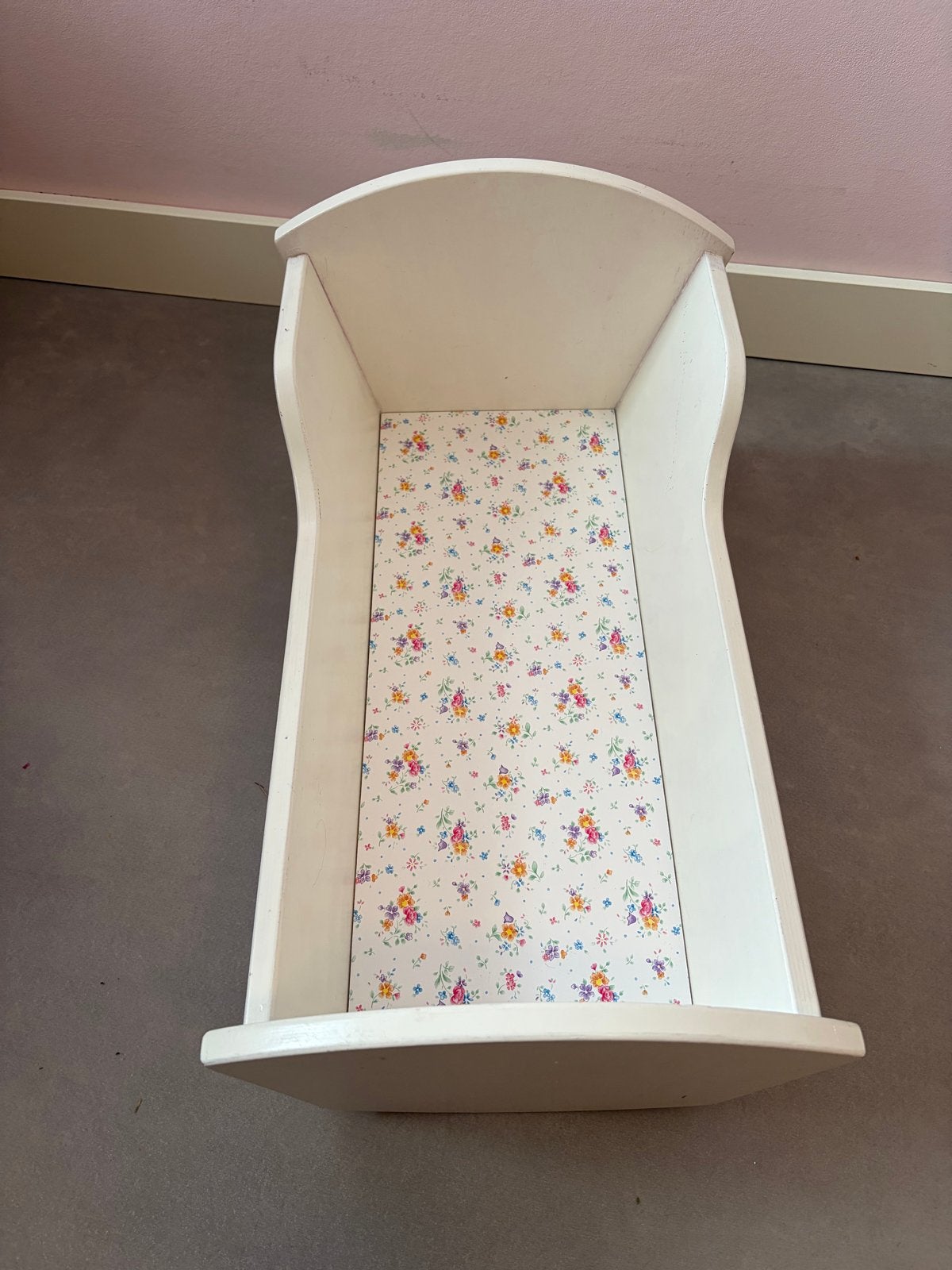 Poppenbedje hout wit (omkeerbare binnenkant), Ophalen, Gebruikt, Babypop