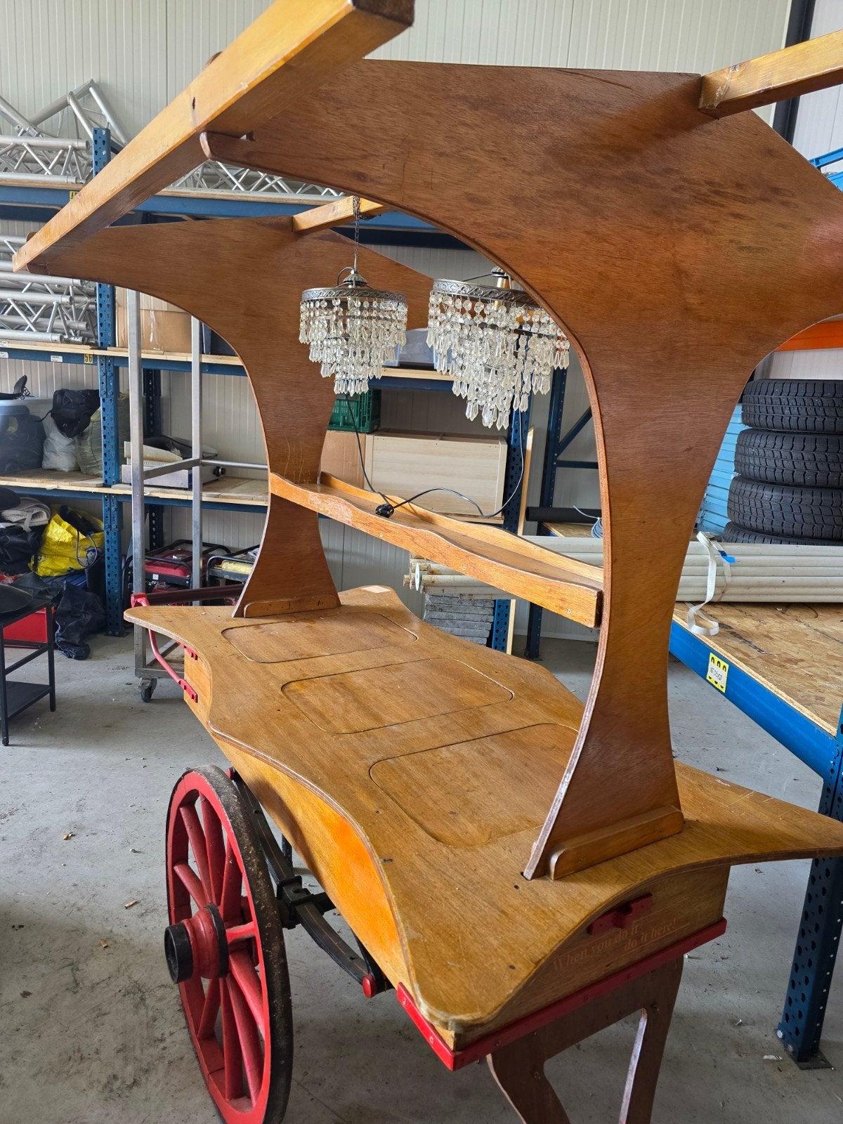Unieke houten verkoopkar met verlichting, Ophalen
