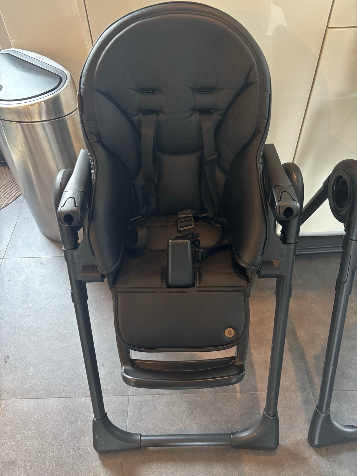 Topmark Robin eetkamerstoel zwart - prijs per stoel, Kinderen en Baby's, Kinderstoelen, Ophalen, Gebruikt, Overige typen, Afneembaar eetblad