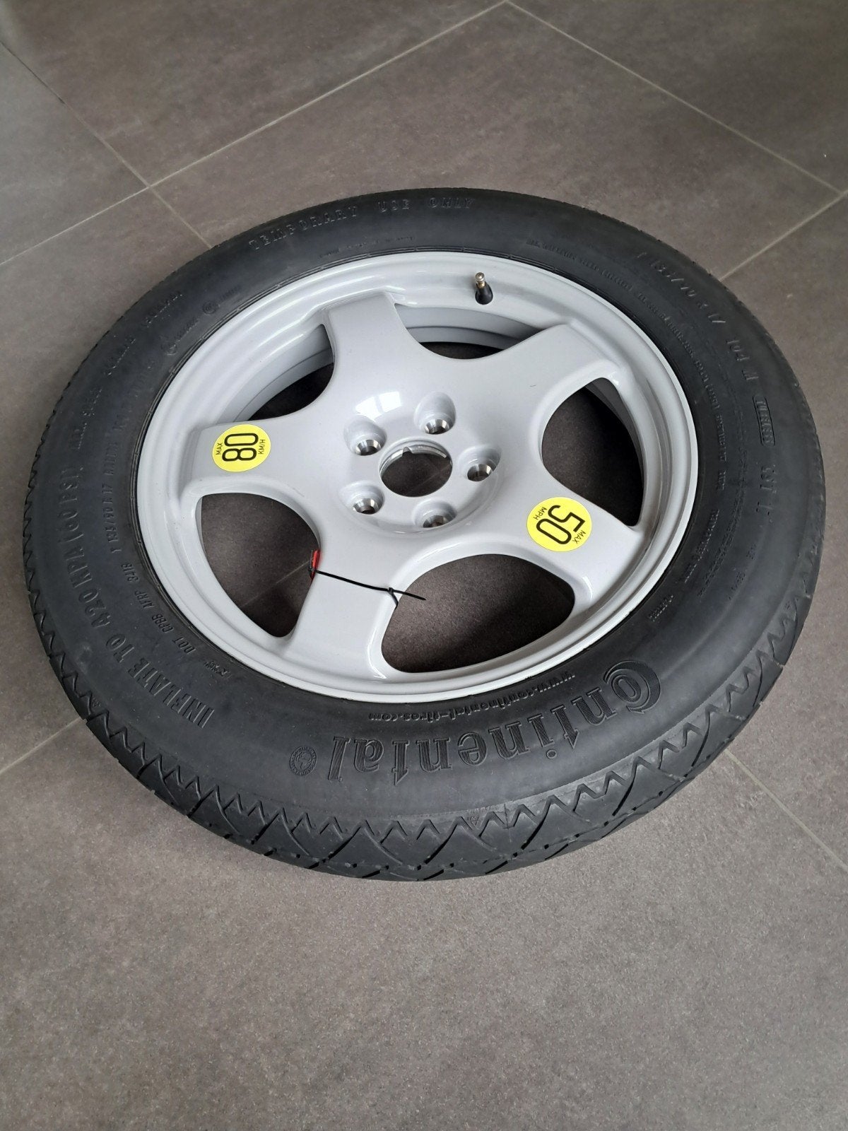 THUISKOMER NOODWIEL BMW MET HOES