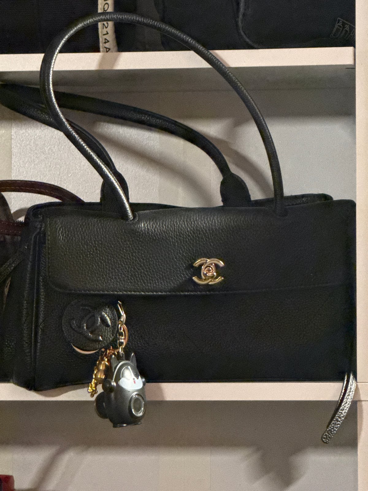 Zwarte handtas met gouden details, Sieraden, Tassen en Uiterlijk, Tassen | Damestassen, Ophalen of Verzenden, Gebruikt, Zwart