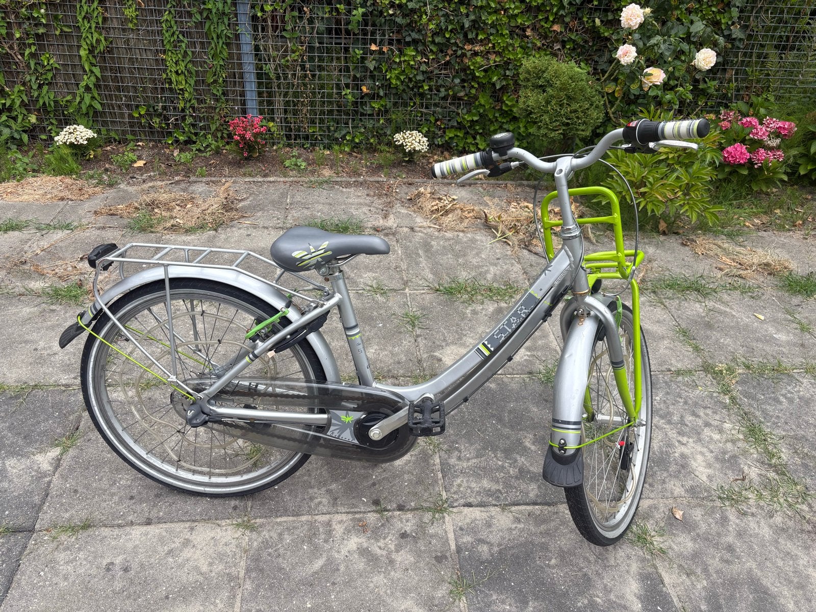 Star fiets met voordrager en bagagedrager, Fietsen en Brommers, Fietsen | Meisjes, Ophalen of Verzenden, Zo goed als nieuw