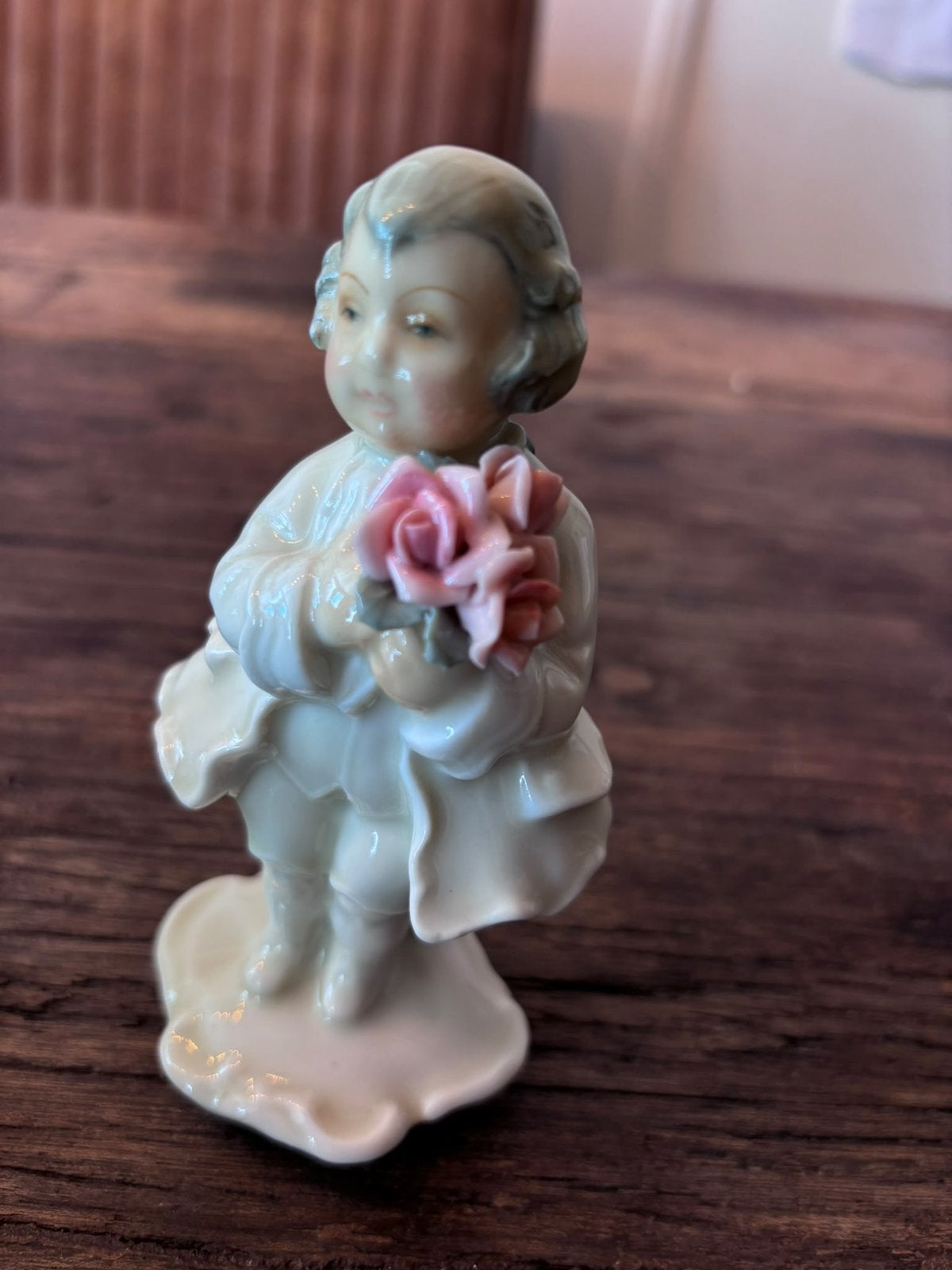 Sitzendorf porseleinen kinderfiguur met rozen – Duitsland, Ophalen