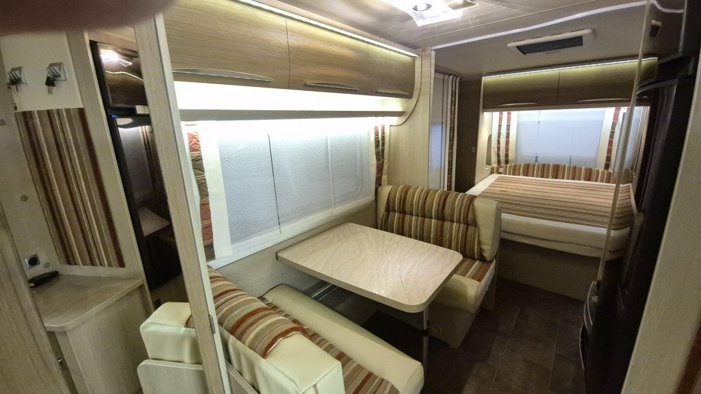Foto 4 van Bürstner Averso 470 TS. Queensbed, Mover.