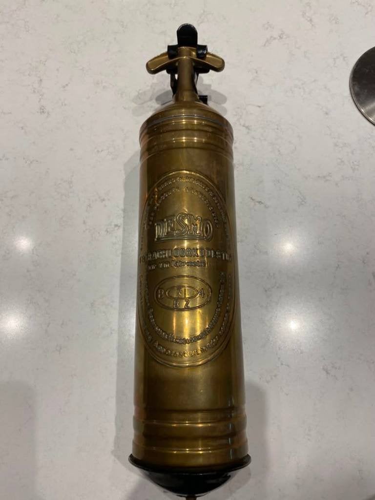 Klassieke koperen brandblusser met houder, Antiek en Kunst, Ophalen, Koper