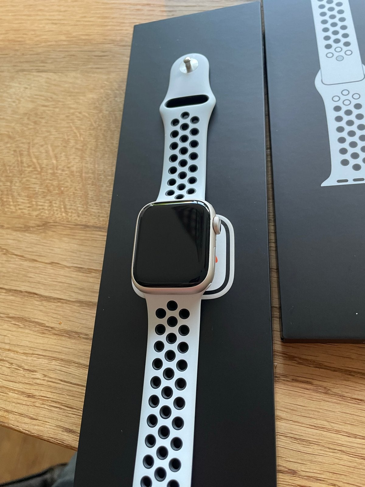 Foto 7 van Apple Watch Nike Series 7 41mm witgoud