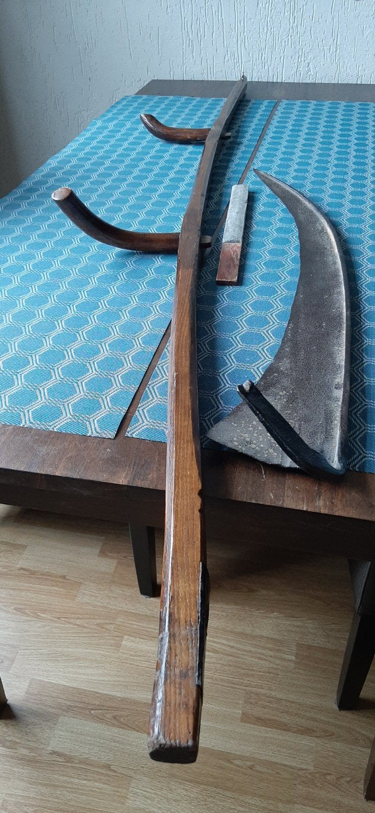 Antieke zeis of zicht met wetsteen voor decoratie, Antiek en Kunst, Ophalen
