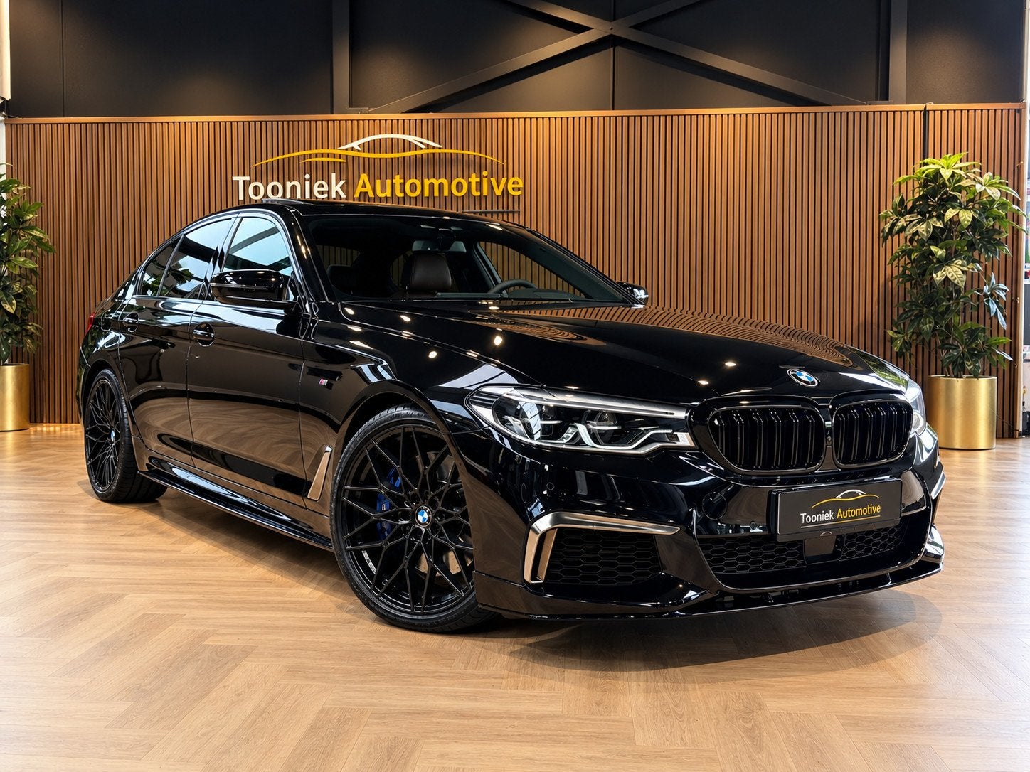 BMW 5 Serie M550i xDrive High Executive Bom vol | leder | be, Auto's, Dealer onderhouden, Gebruikt, 4395 cc, Zwart