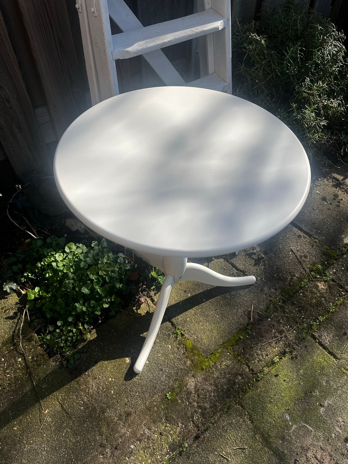 Leuk wit bijzettafeltje - niet oud, wel leuk!, Ophalen, Minder dan 55 cm, Gebruikt, Rond