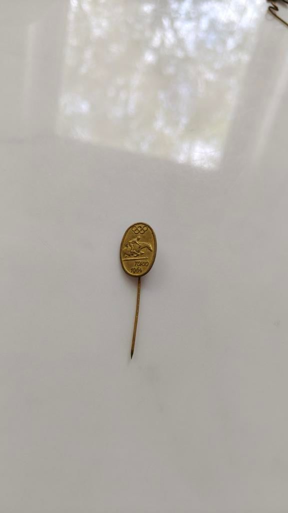 Vintage Olympische Spelen Tokyo 1964 Paardensport Pin, Ophalen of Verzenden, Gebruikt, Sport, Speldje of Pin